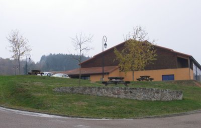 Aire de pique-nique Salle des Sports Ambierle .jpg - La Mairie d'Ambierle.jpg