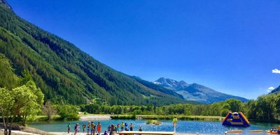 Le lac de baignade et la structure flottante gonflable
