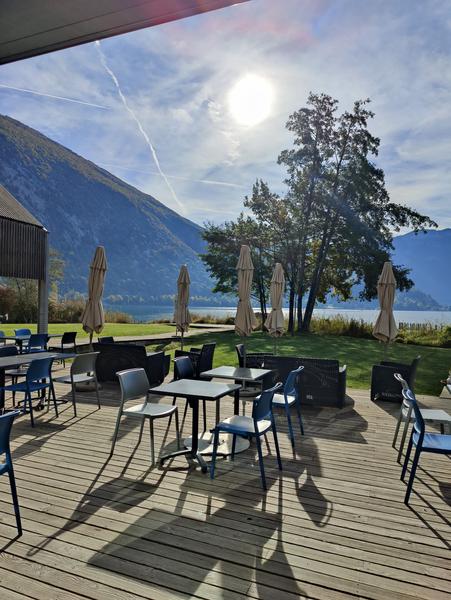 Terrasse en bord de lac avec tables et parasols