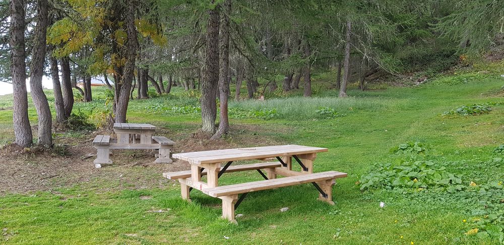 Table de pique nique au départ du sentier des Frasses