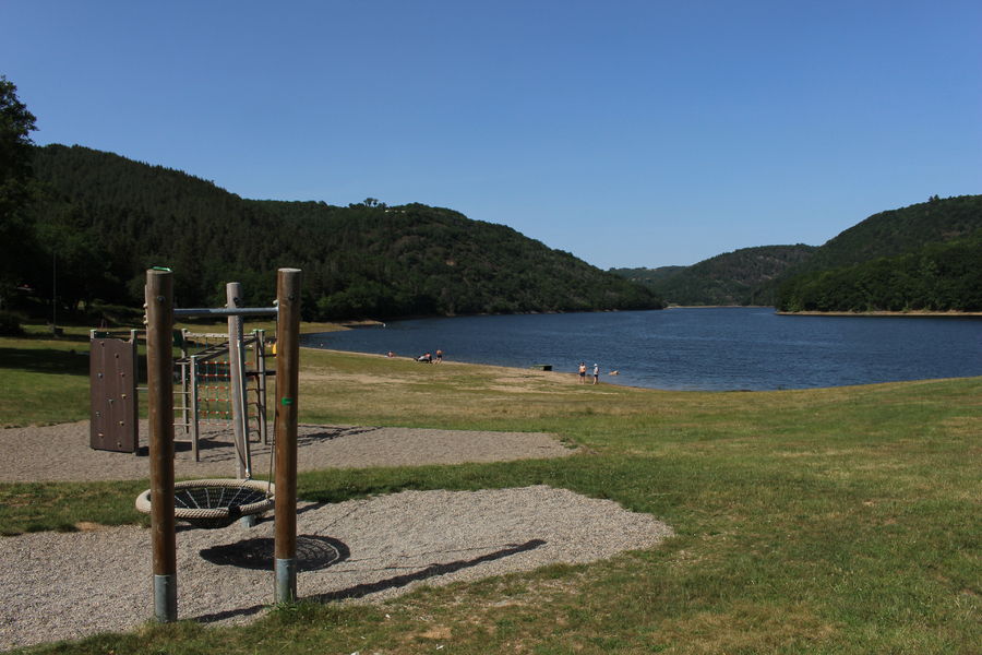 Plage et aire de jeux