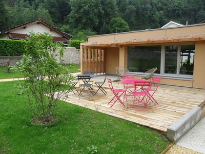 Terrasse privée avec salon de jardin.