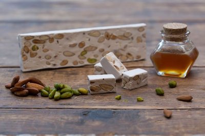 Nougat blanc artisanal à base de miel de forêt