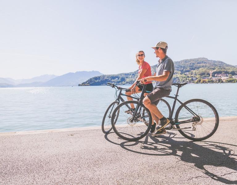 couple à vélo au bord du lac