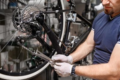 vélo en réparation à l'espace bike