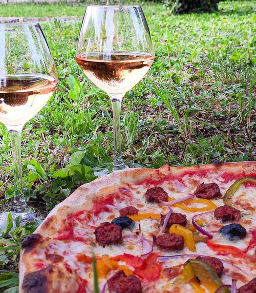 Pizza et verres de rosé
