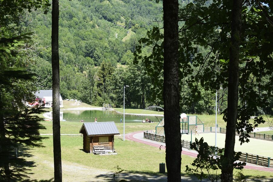 plan d'eau, aire de pique nique, terrain multisports