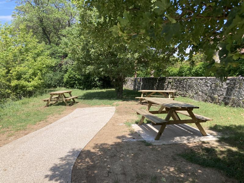 Aire de pique nique à Andancette au bord de la Viarhôna