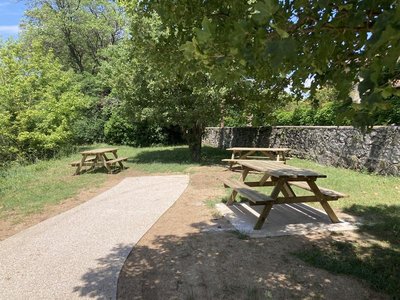 Aire de pique nique à Andancette au bord de la Viarhôna