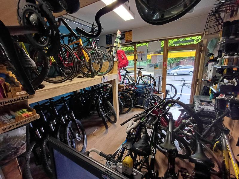magasin bien fourni en vélos à vendre