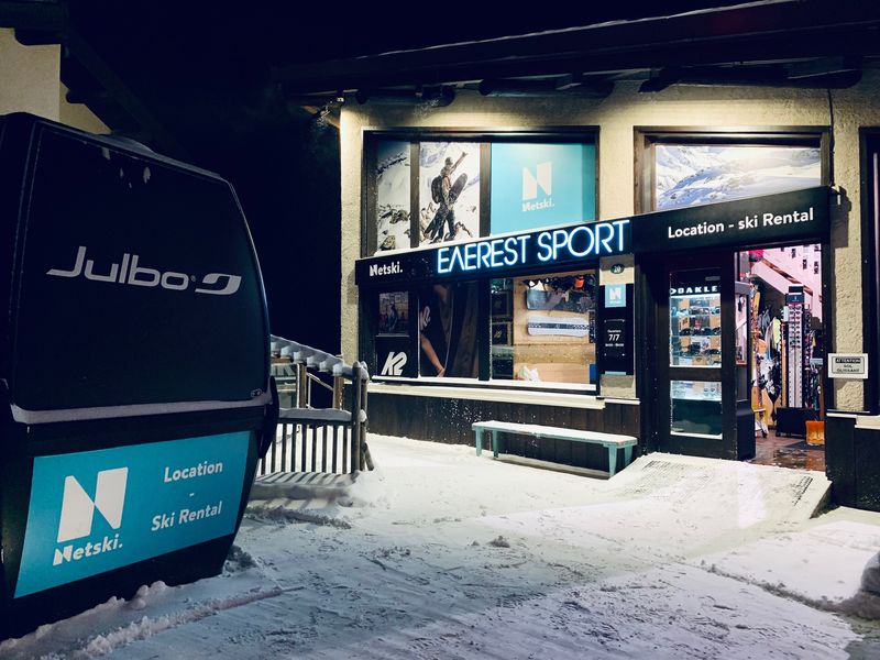 Devanture du magasin au pied des pistes