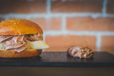 Présentation d'un hamburger maison