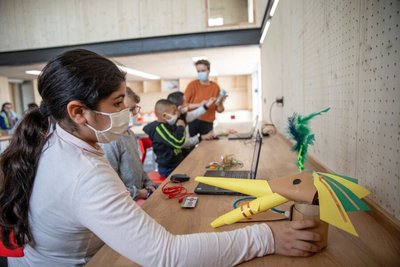 Enfants d'un centre de loisirs en train de réaliser un atelier