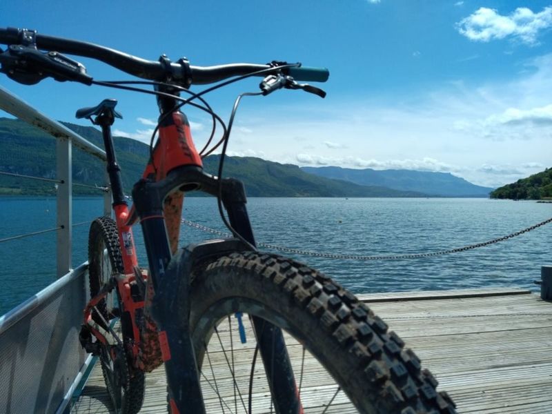 Bord du lac en vtt-ae