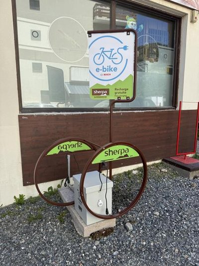 Borne de rechargement pour vélos électriques_Alpe Du Grand Serre