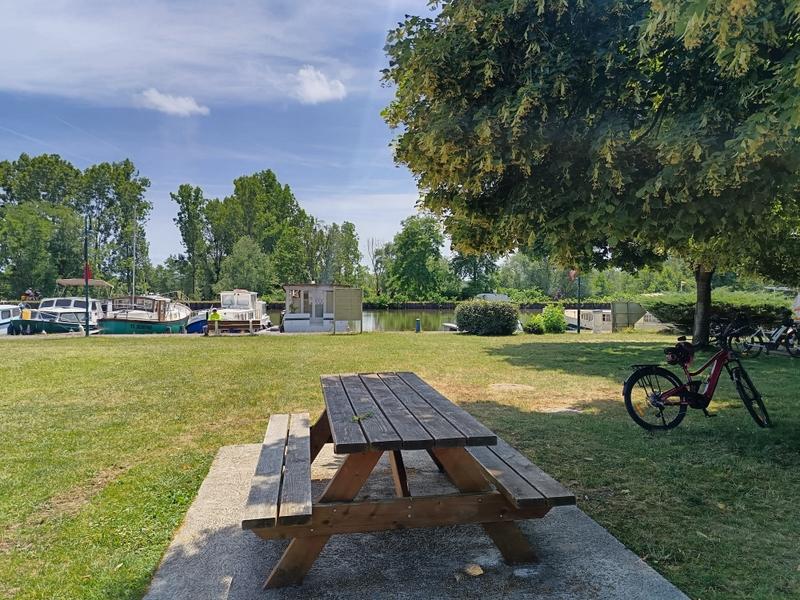 Aire de pique-nique au port de Briennon_Briennon