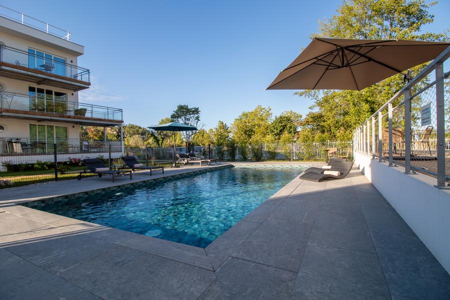 Photo prise de l'extérieur avec une vue sur la piscine