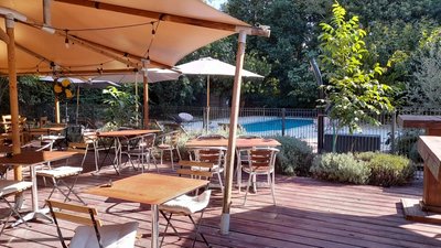 restaurant au bord de la piscine