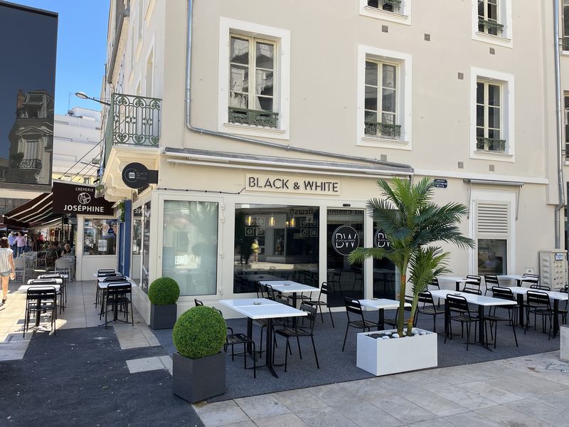Restaurant Black and White Vichy