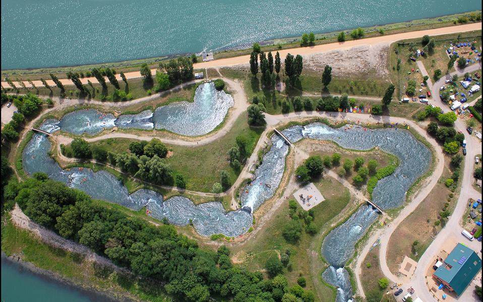 Vue aérienne de la rivière artificielle