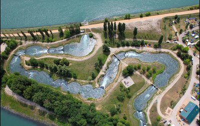 Vue aérienne de la rivière artificielle