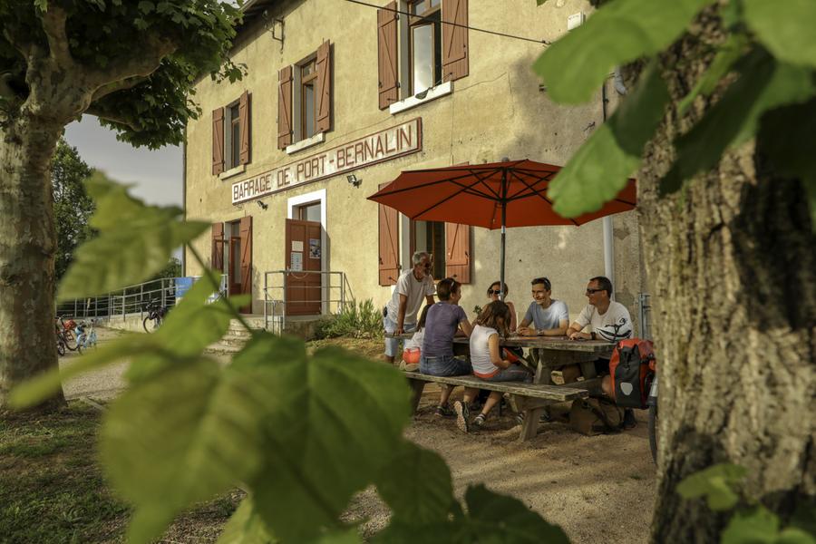 Halte sur la terrasse de la Maison Eclusière