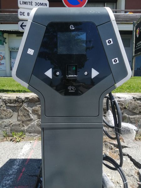 Borne de rechargement véhicule électrique - Galerie Commerciale