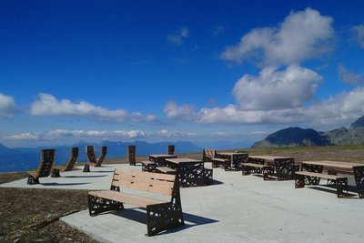 Aire pique-nique table transat Croix de Chamrousse été