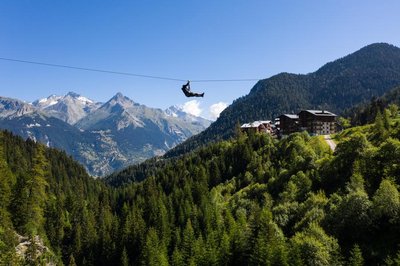 Dans les airs avec la tyrolienne