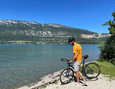 cycliste au bord du lac d'Annecy