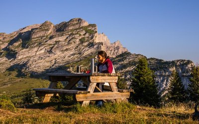 Table de pique-nique de l'Arbaron avec vue sur Aujon