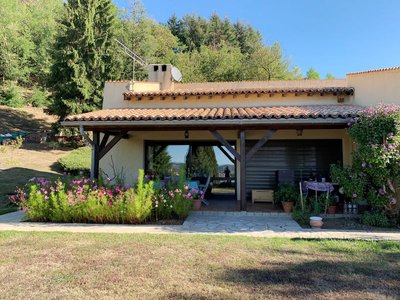 La terrasse principale de la maison