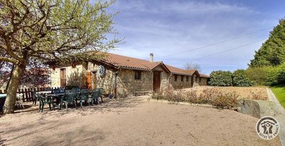 Grand Gîte "La Grange" - 15 personnes - 5 chambres à Brullioles, dans les Monts du Lyonnais - Rhône : le gîte, la cour et [...]