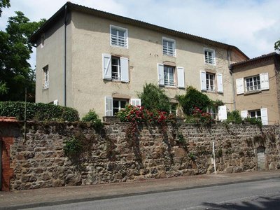 Grand gîte pour 15 personnes "Maison de Famille" à Les Halles dans le Lyonnais - Rhône : la maison vue depuis le village.