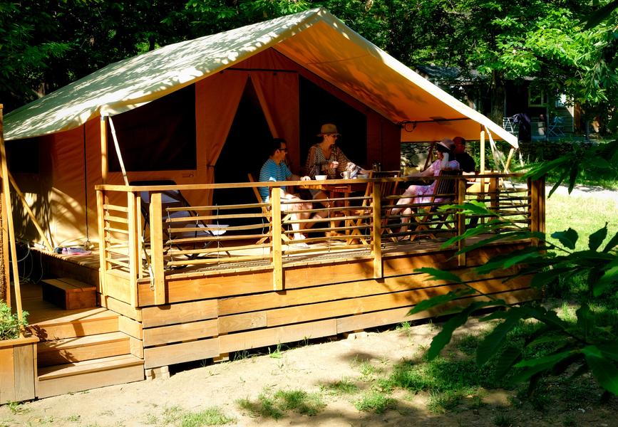 Lodge toile & bois au Camping La Châtaigneraie à Gravières, près des Vans (Sud Ardèche) : un séjour nature au calme.