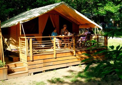 Lodge toile & bois au Camping La Châtaigneraie à Gravières, près des Vans (Sud Ardèche) : un séjour nature au calme.
