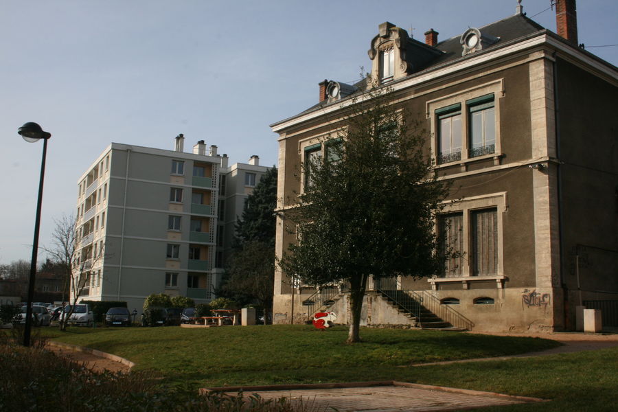 Maison Charlet et tables de pique-nique