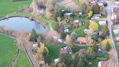 Camping "Au Coeur des Monts" à Les Halles, dans le Lyonnais - Rhône : le camping vu du ciel.