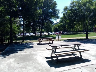 Tables de Pique-Nique dans le Parc de la Clape