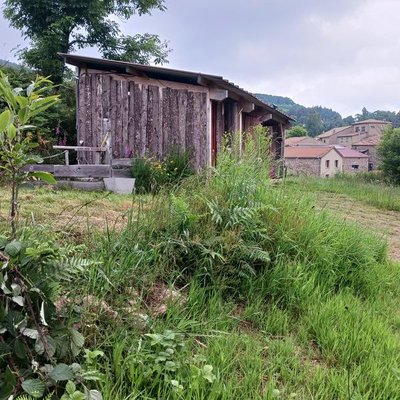 Le cabanon (sanitaires et petit abri commun pour repas et repos)
