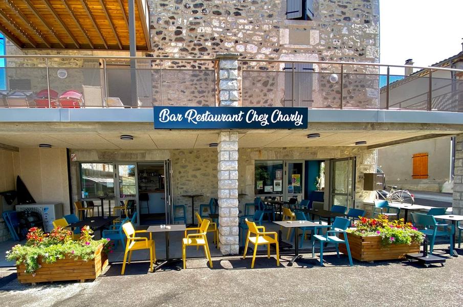 Terrasse du bar-restaurant Chez Charly à Lussas