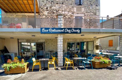 Terrasse du bar-restaurant Chez Charly à Lussas