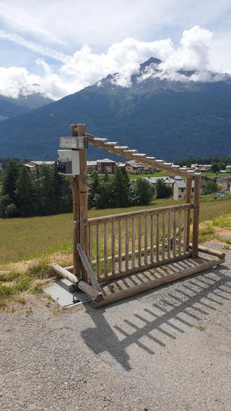 Borne de recharge et rack à vélos route de Plan Champs