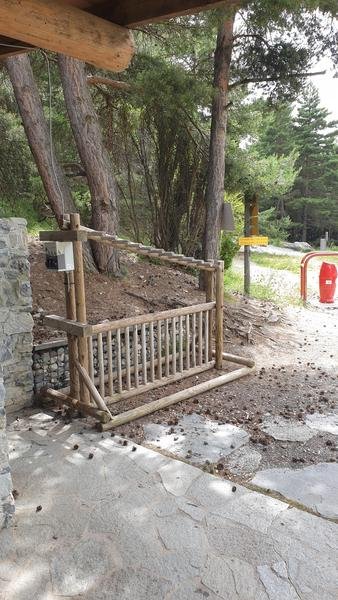 Borne de recharge et rack à vélo à côté des toilette du fort Victor Emanuel