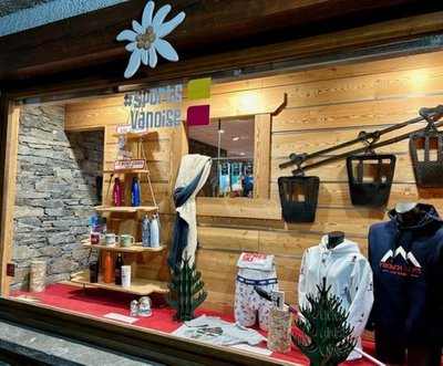 Devanture hiver du magasin Sports Vanoise