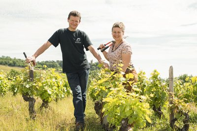 Nadège et Emmanuel Fellot dans leurs vignes