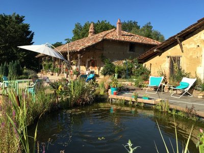 Mare dans le jardin de la ferme