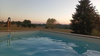 Piscine extérieure, avec vue sur le parc. Pensez à prendre vos serviettes de piscine.