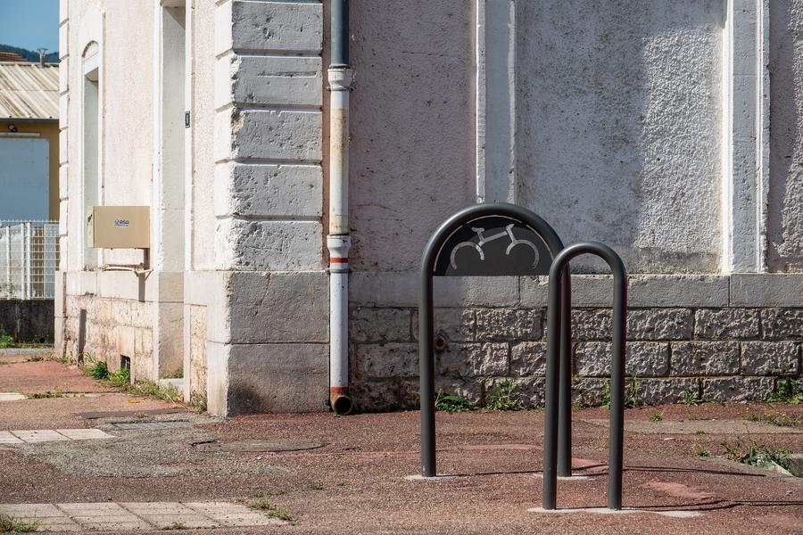 Support vélo place de la Gare au centre de Lalevade