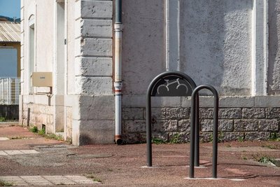 Support vélo place de la Gare au centre de Lalevade